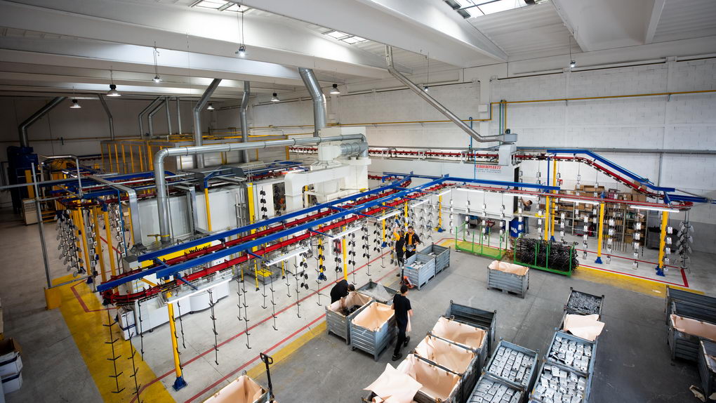 In the photo: EUROIMPIANTI powder coating line with a complete processing cycle (bird’s-eye view)