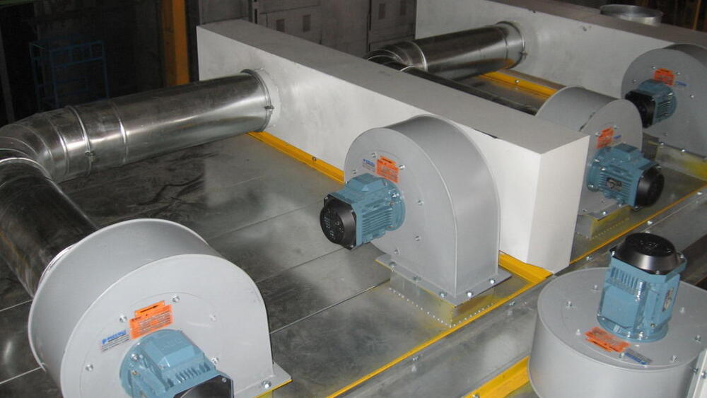 Air curtain system at the entrance to the curing oven