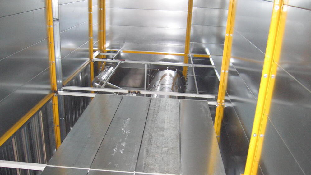Bottom-mounted heat exchanger in the curing oven