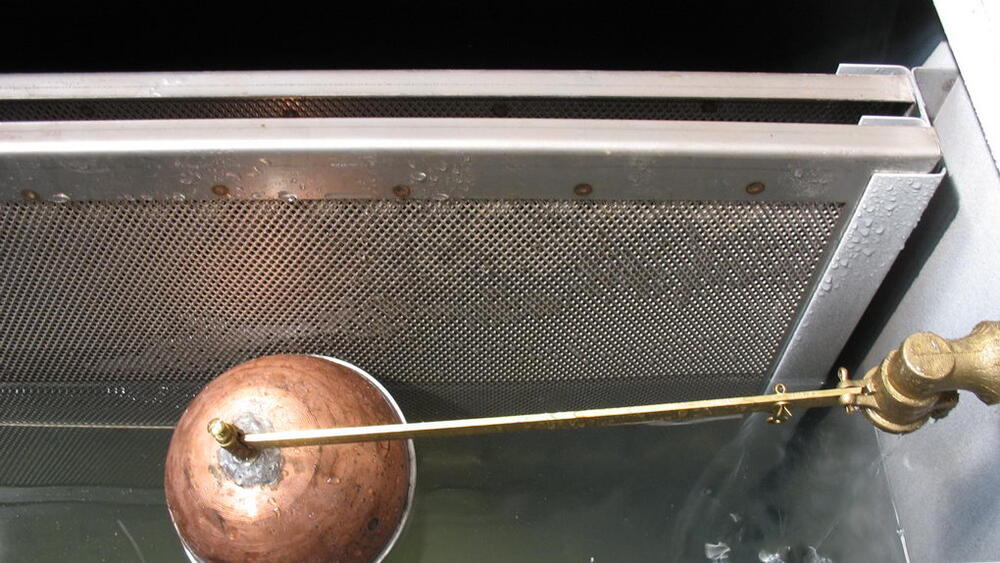 Float valve in the phosphating and degreasing tank